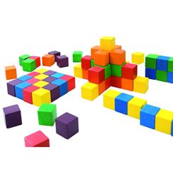 Farverige Cubes i træ